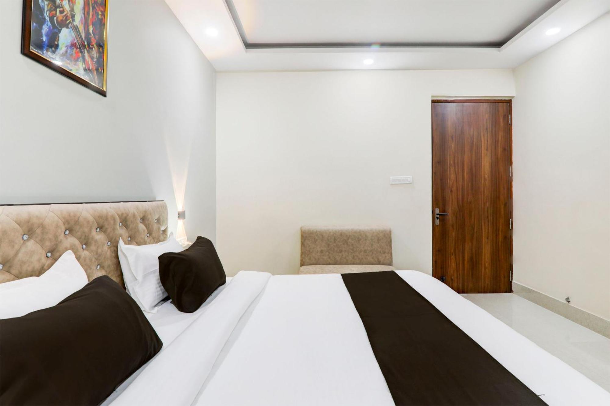 Super Townhouse Gls International Hotell Lucknow Exteriör bild