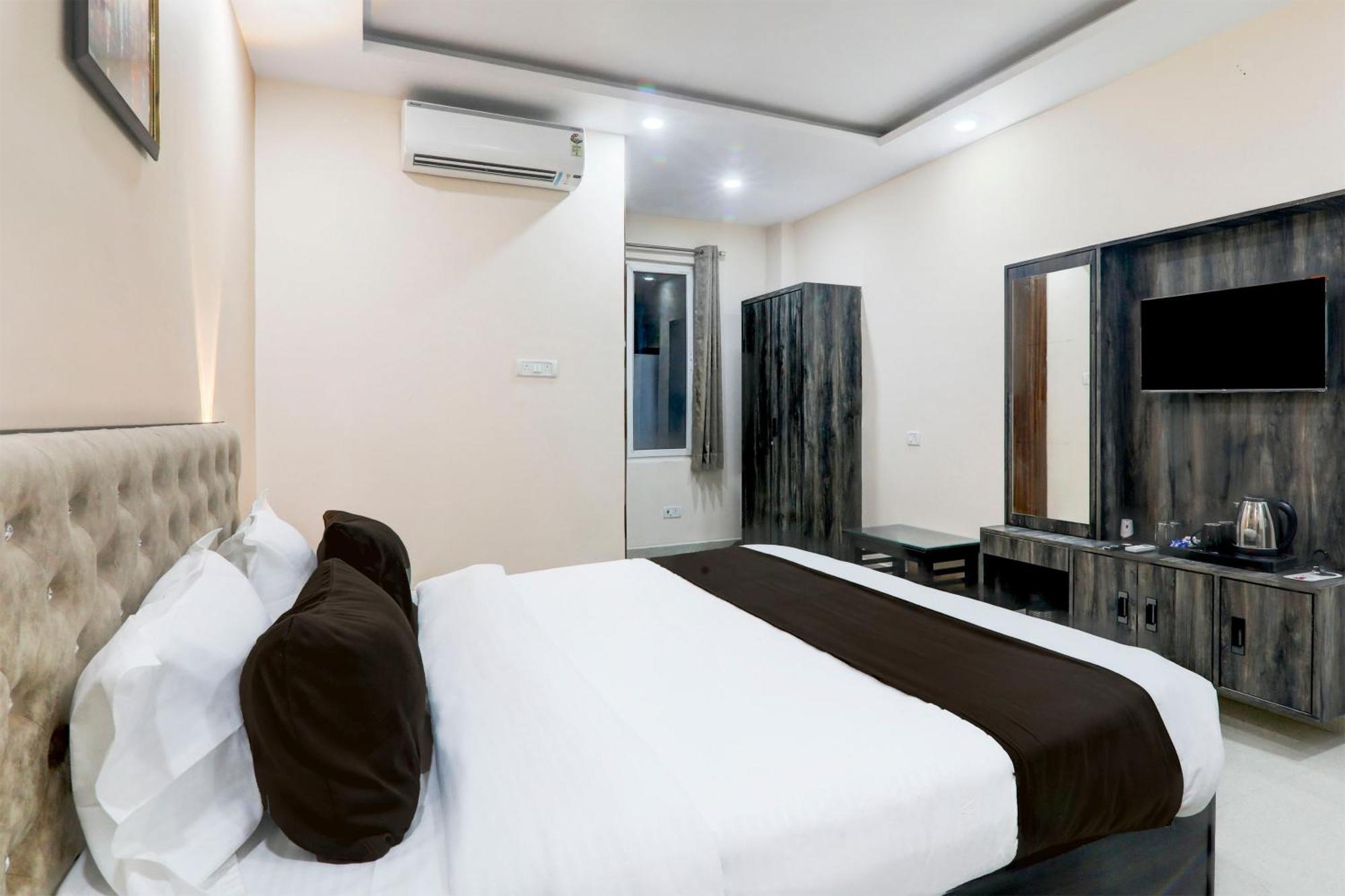 Super Townhouse Gls International Hotell Lucknow Exteriör bild