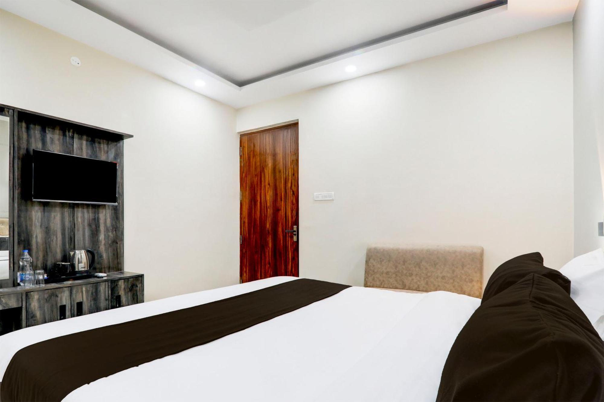 Super Townhouse Gls International Hotell Lucknow Exteriör bild