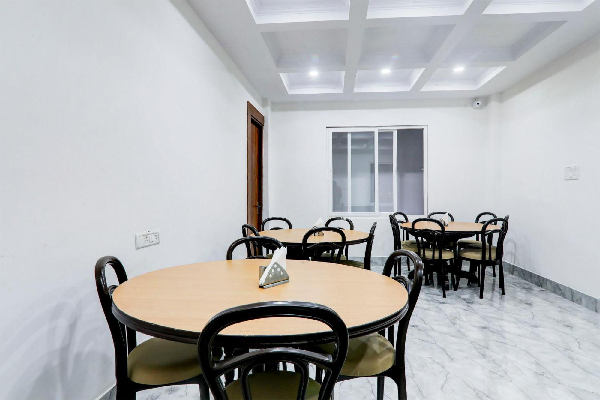 Super Townhouse Gls International Hotell Lucknow Exteriör bild