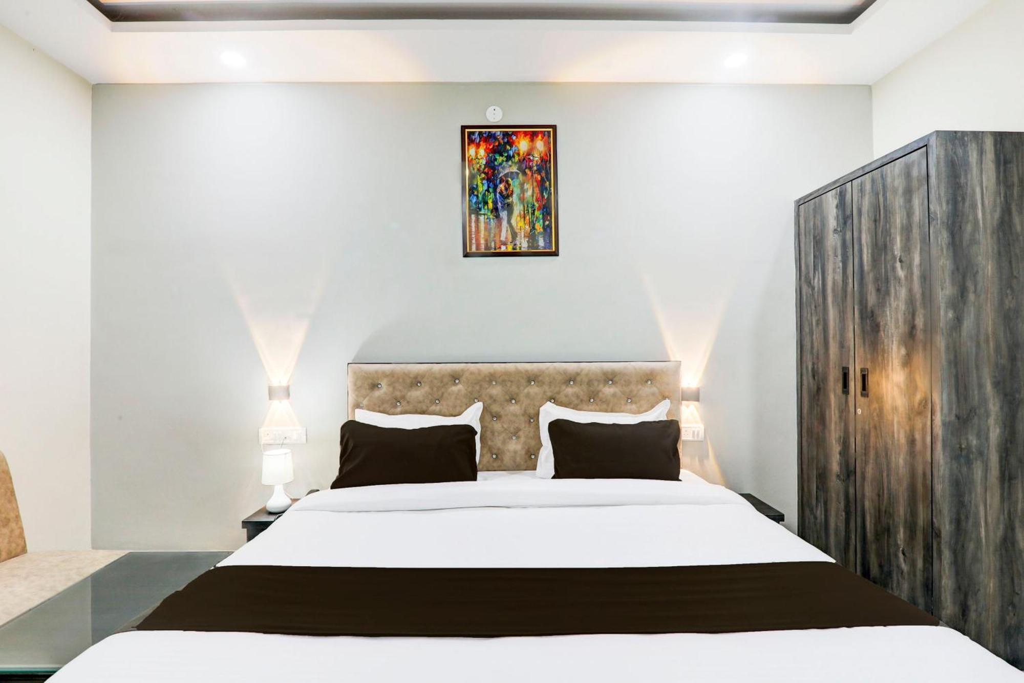 Super Townhouse Gls International Hotell Lucknow Exteriör bild