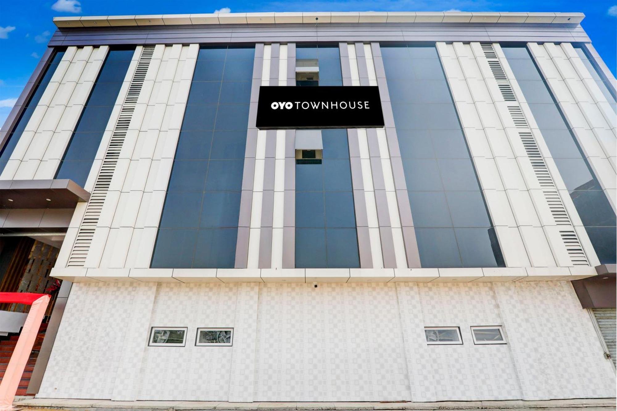 Super Townhouse Gls International Hotell Lucknow Exteriör bild
