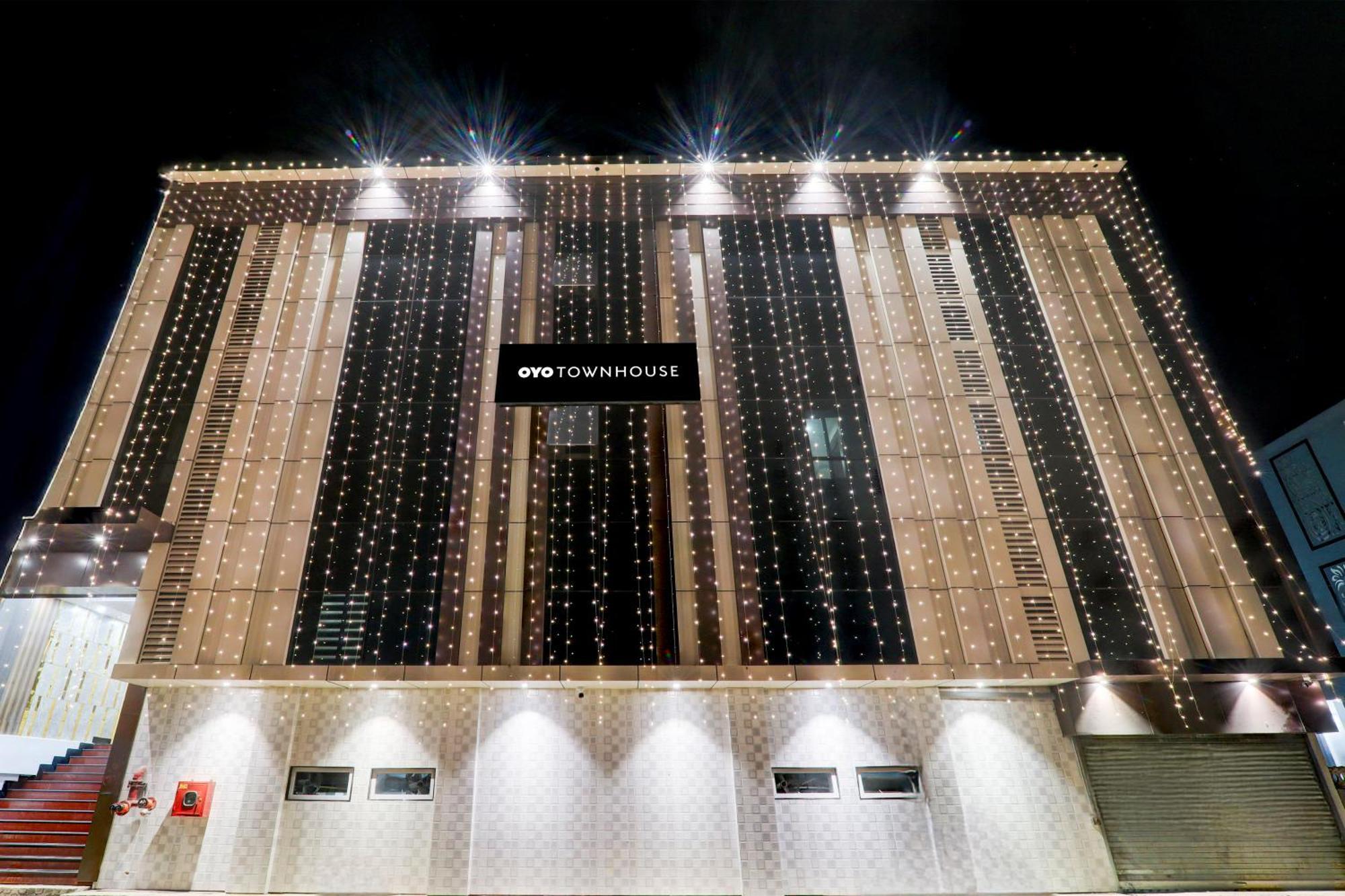 Super Townhouse Gls International Hotell Lucknow Exteriör bild