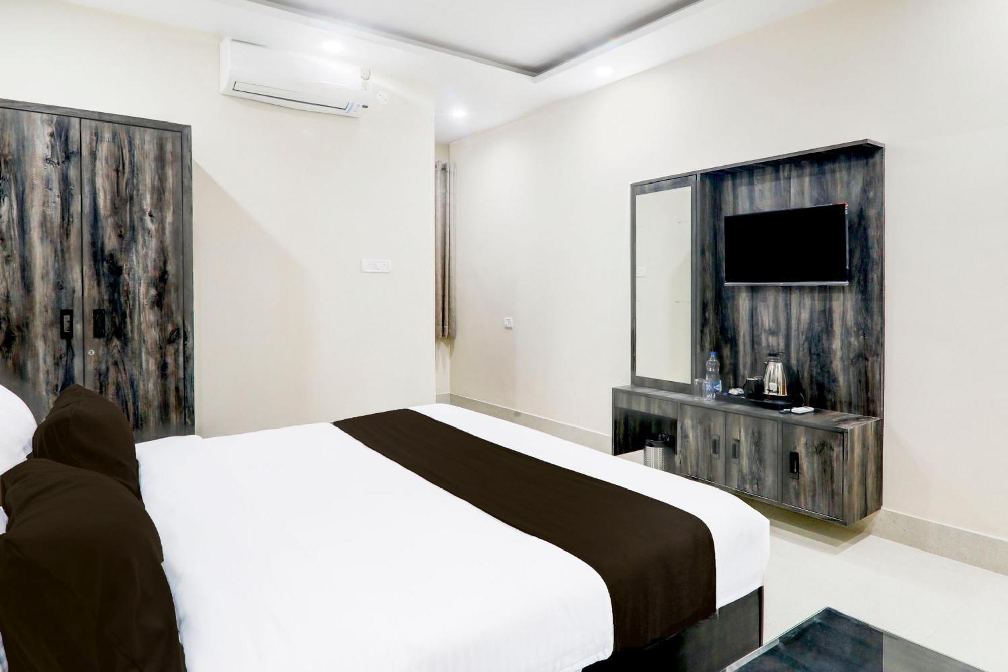 Super Townhouse Gls International Hotell Lucknow Exteriör bild