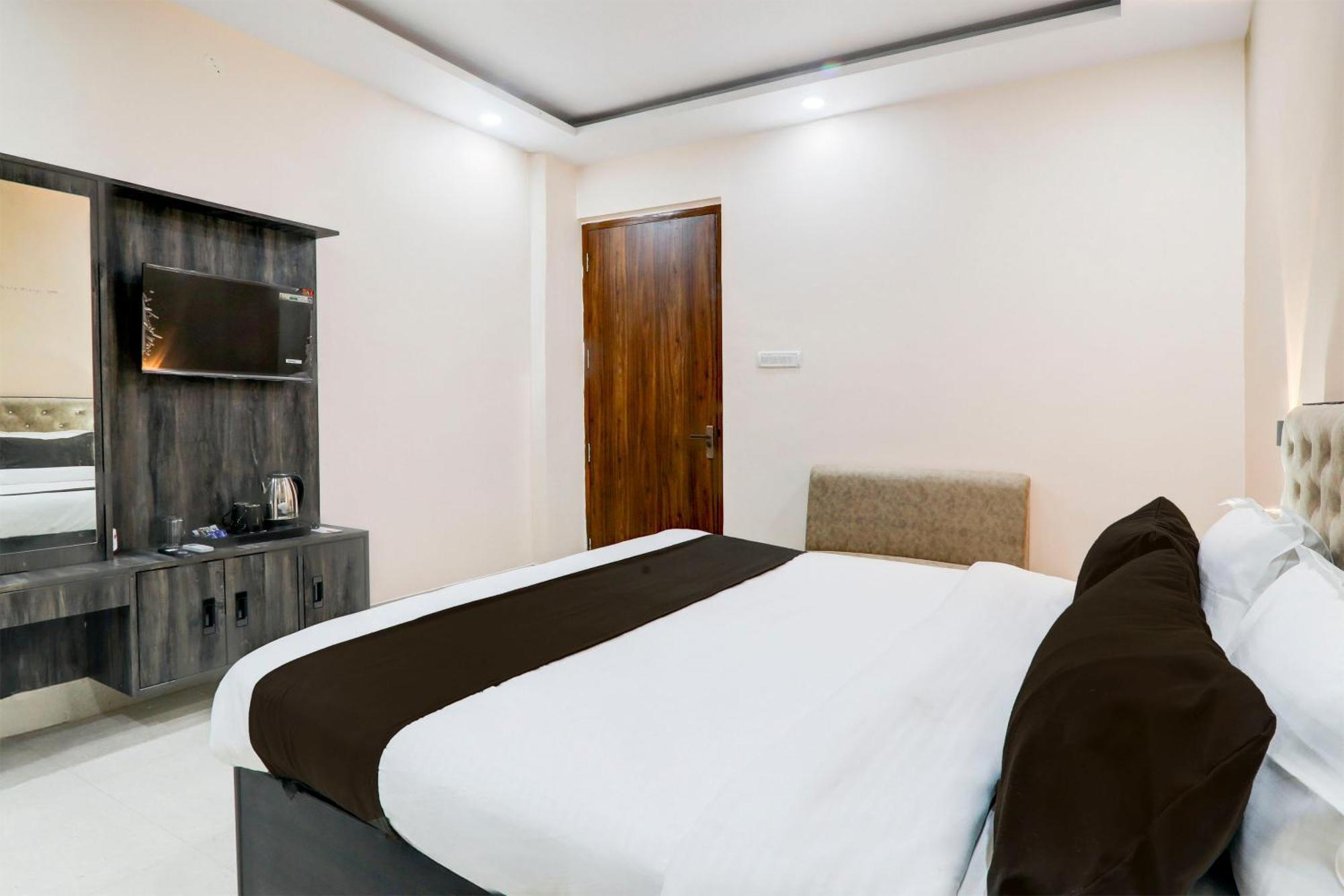 Super Townhouse Gls International Hotell Lucknow Exteriör bild