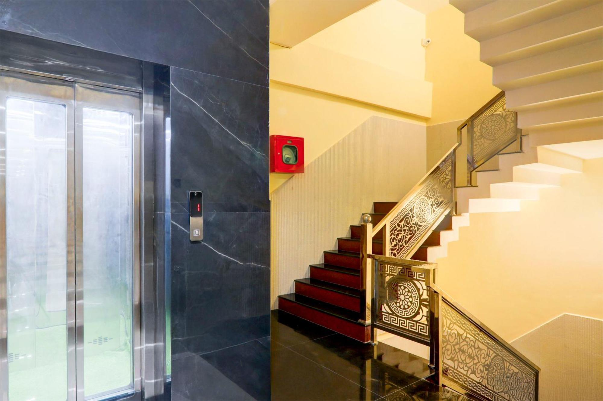 Super Townhouse Gls International Hotell Lucknow Exteriör bild