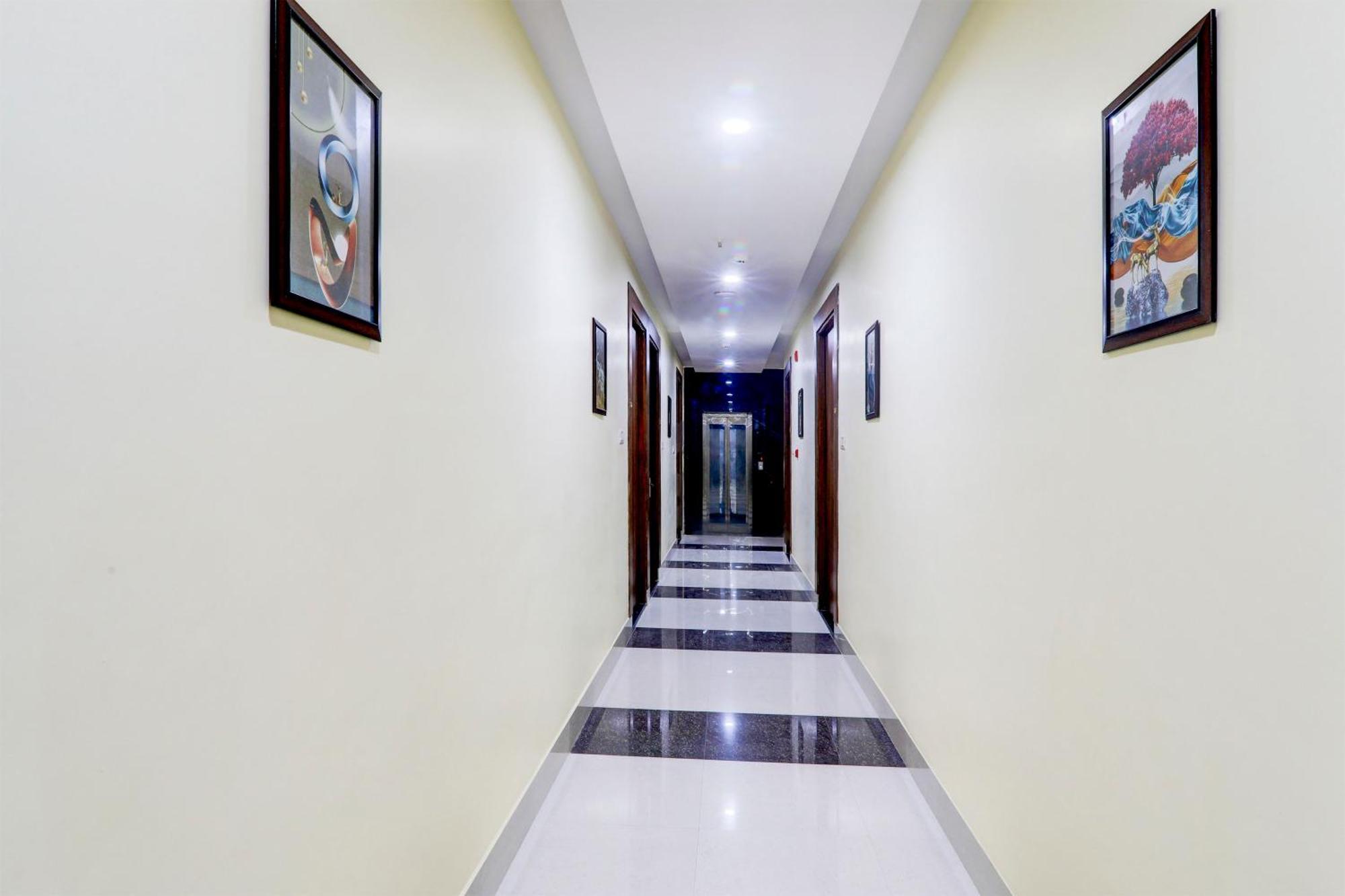 Super Townhouse Gls International Hotell Lucknow Exteriör bild